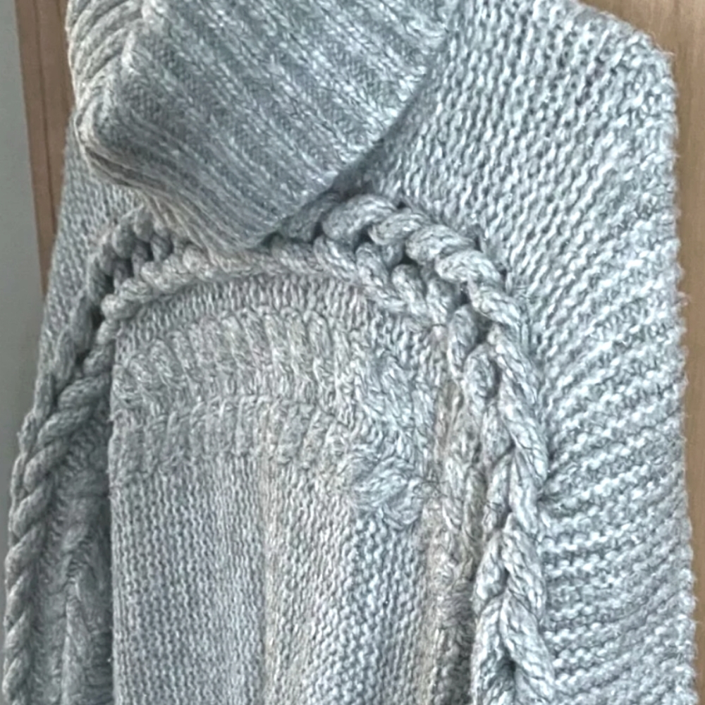 Vera Wang chunky cable knit sweater, thick and warm material, Pristine, …